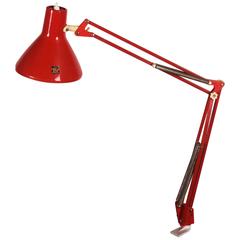 Bureau rouge, lampe de table par Luxo