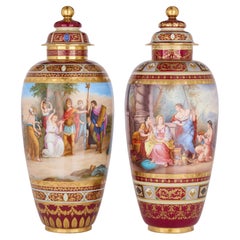 Gran pareja cercana de jarrones de porcelana pintada de Royal Vienna