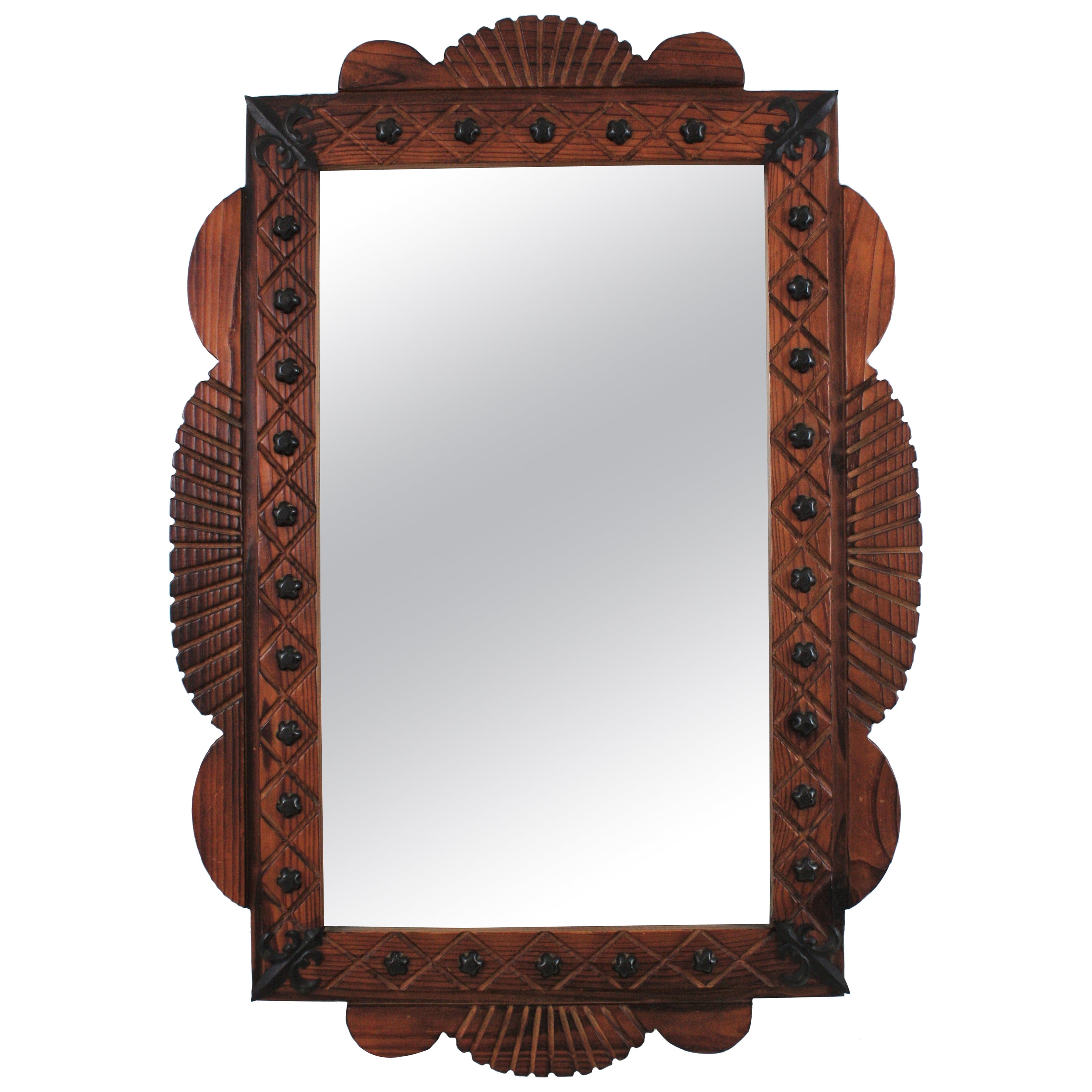 Miroir colonial espagnol rectangulaire en bois sculpté avec clous en fer