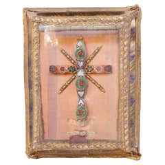 Reliquie des heiligen Antonius von Padua aus den 1750er Jahren in einem Rahmen mit einem Mikromosaikkreuz