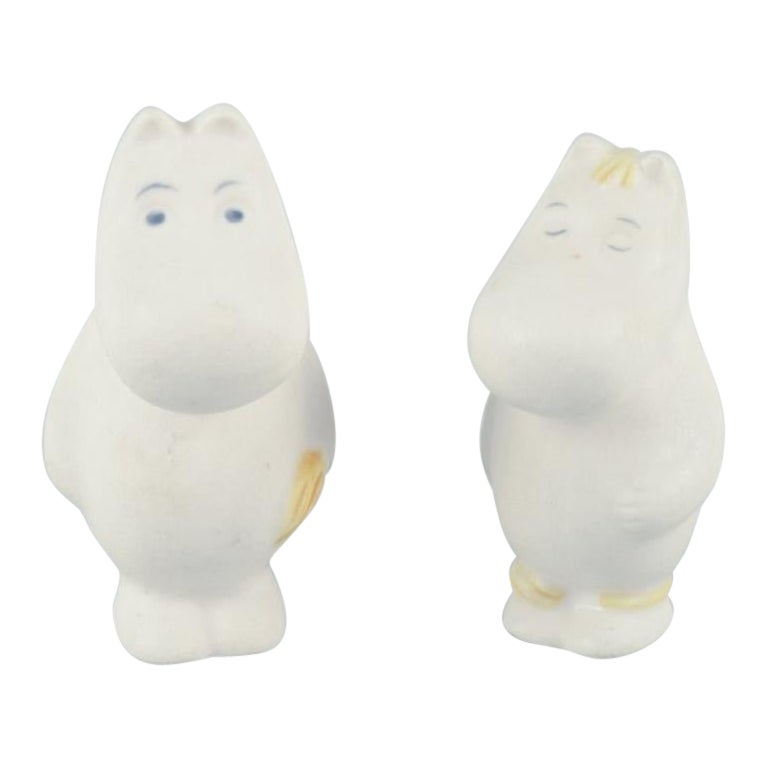 Arabia, Finlandia. Due statuette dei Moomins in ceramica dipinta a mano.