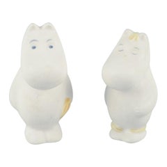 Arabia, Finlandia. Due statuette dei Moomins in ceramica dipinta a mano.