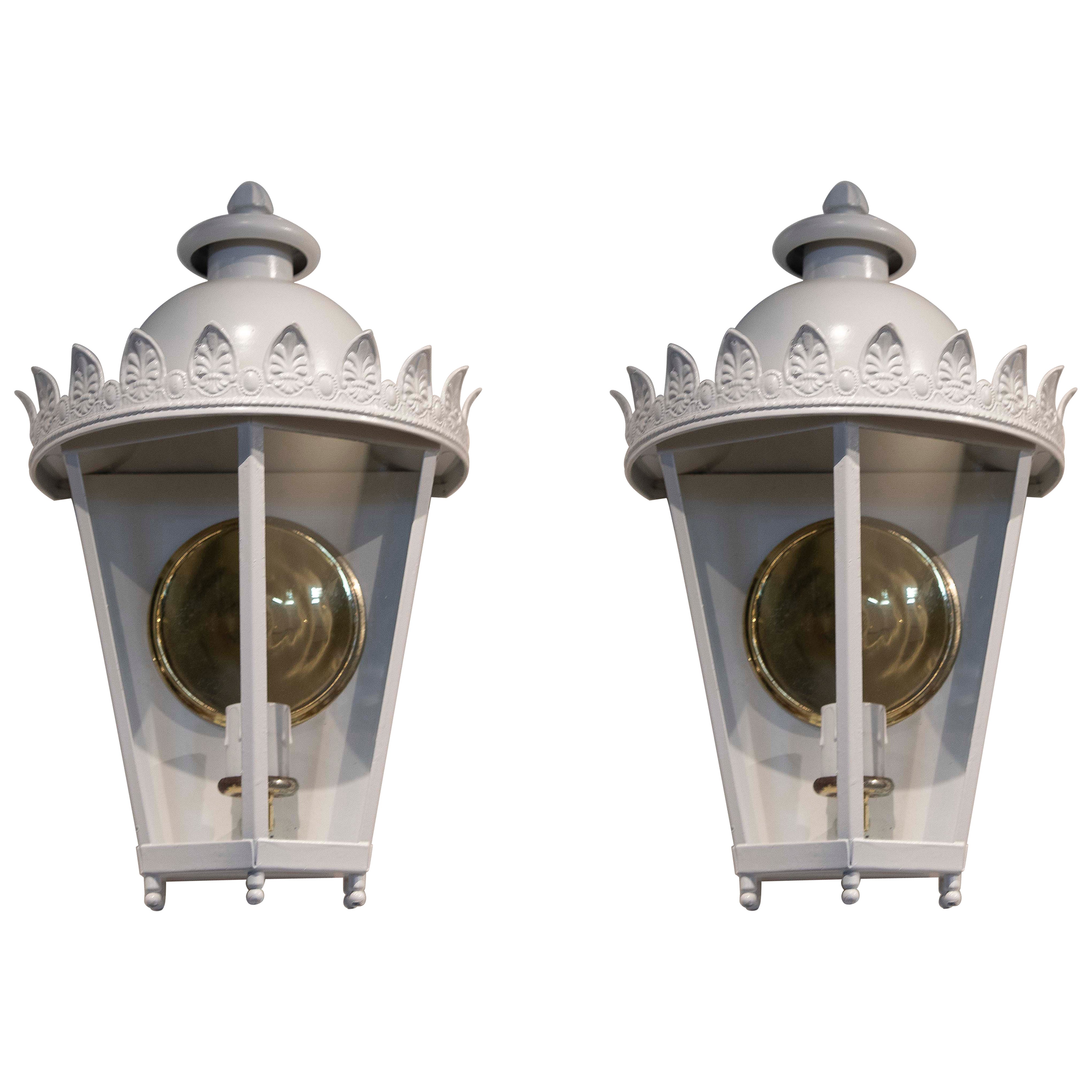 Coppia di lampade da parete in ferro in stile classico degli anni '70
