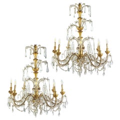 Paire de lustres italiens en bois doré et cristal du 18ème siècle d'une grande beauté