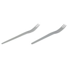 Arne Jacobsen per Georg Jensen. Due forchette da insalata lunghe in acciaio inossidabile.