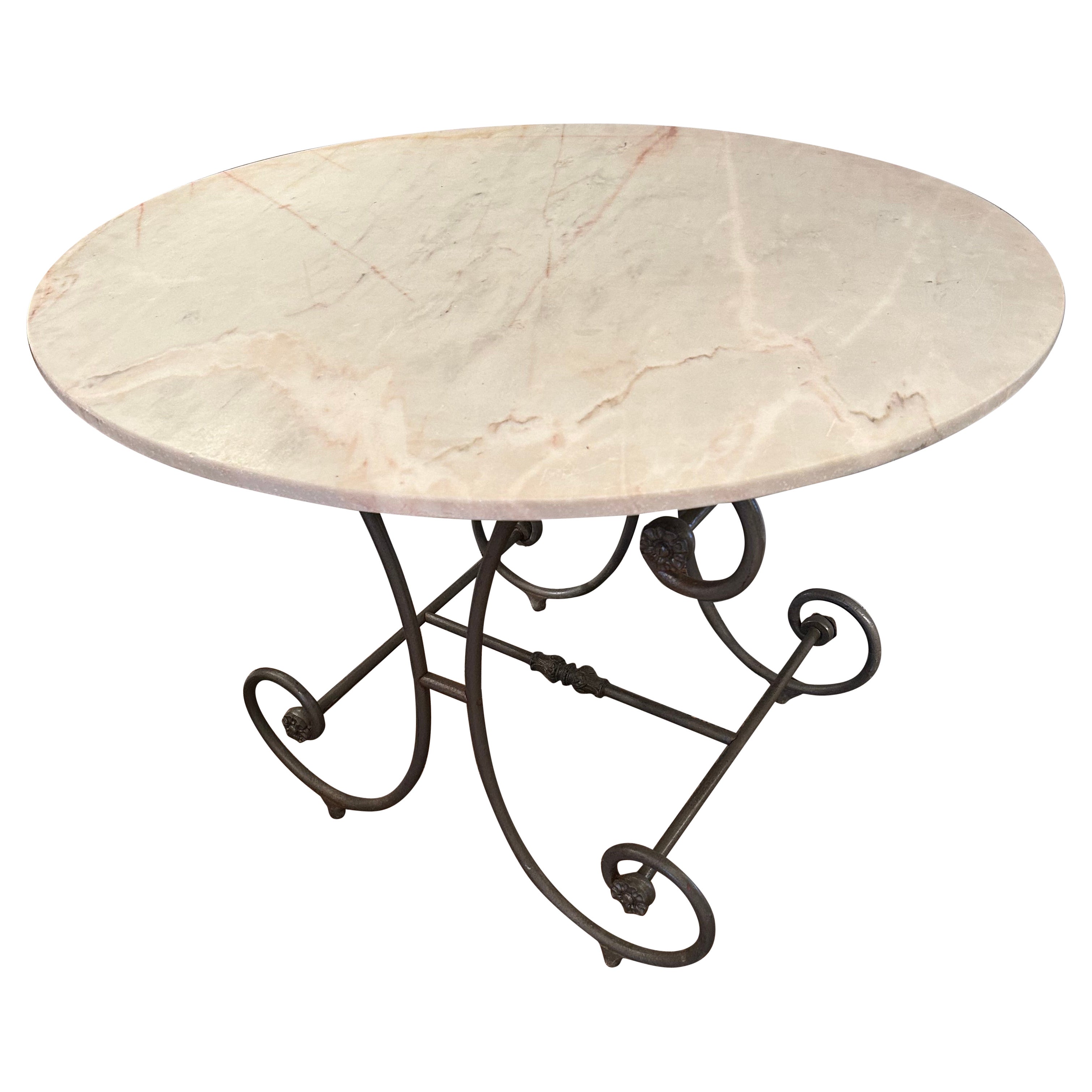 Charmante table de salle à manger ronde française vintage en fer et marbre