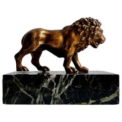 Escultura Grand Tour de un león sobre base de mármol
