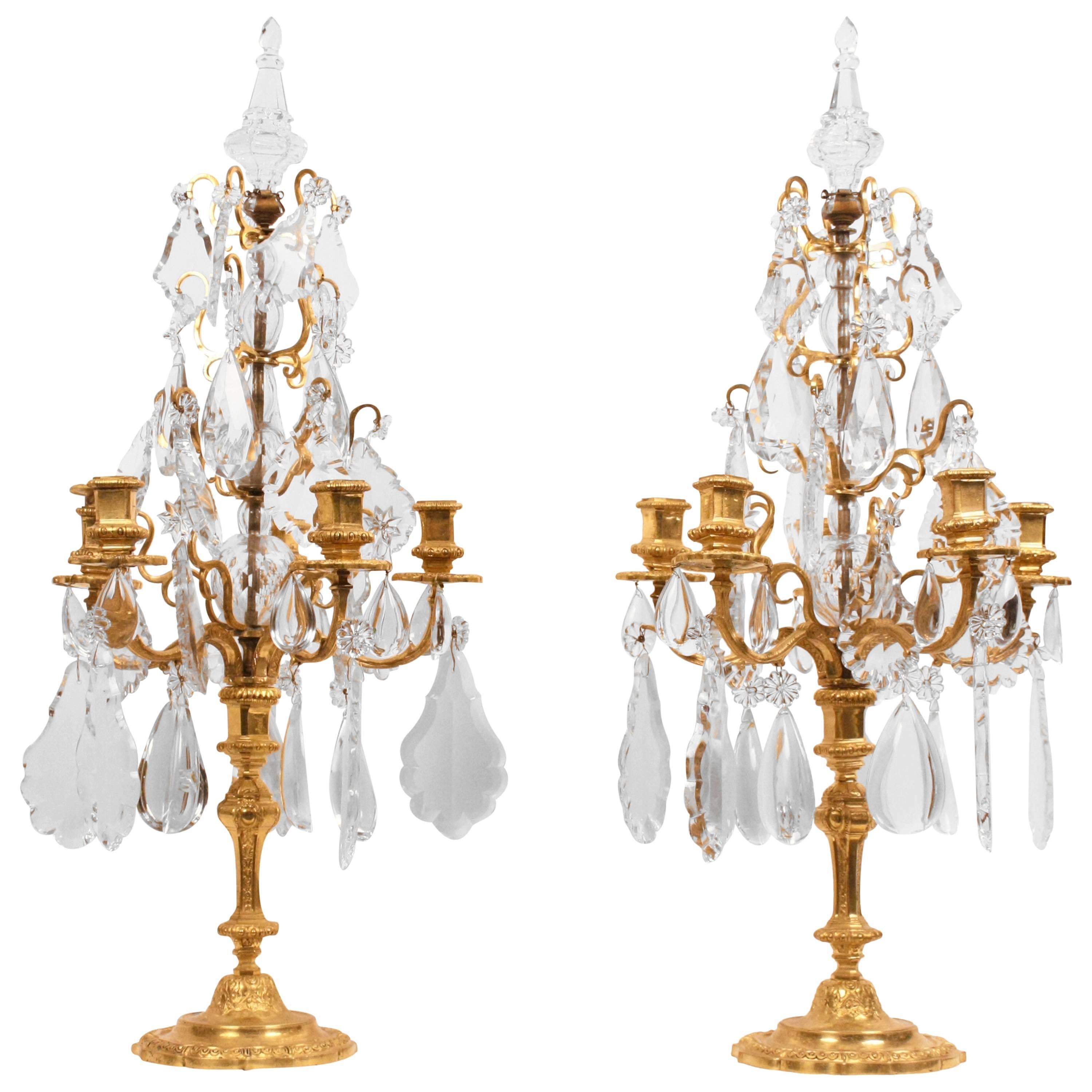 Paire de candélabres de style Louis XVI en bronze doré et cristal