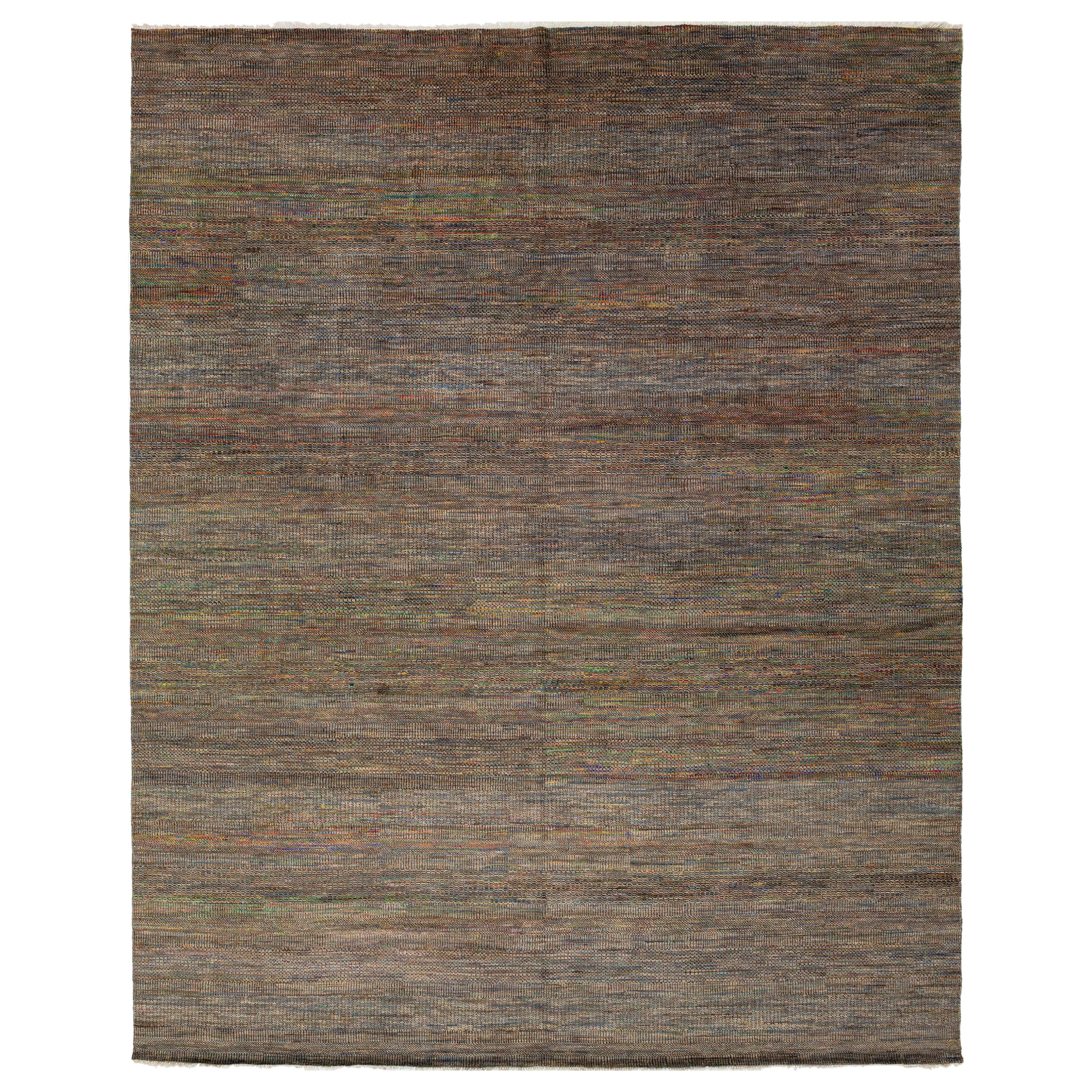Tapis contemporain en laine de Savannah fait à la main avec un motif géométrique multicolore