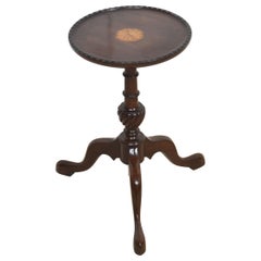 Mesa auxiliar con incrustaciones de caoba