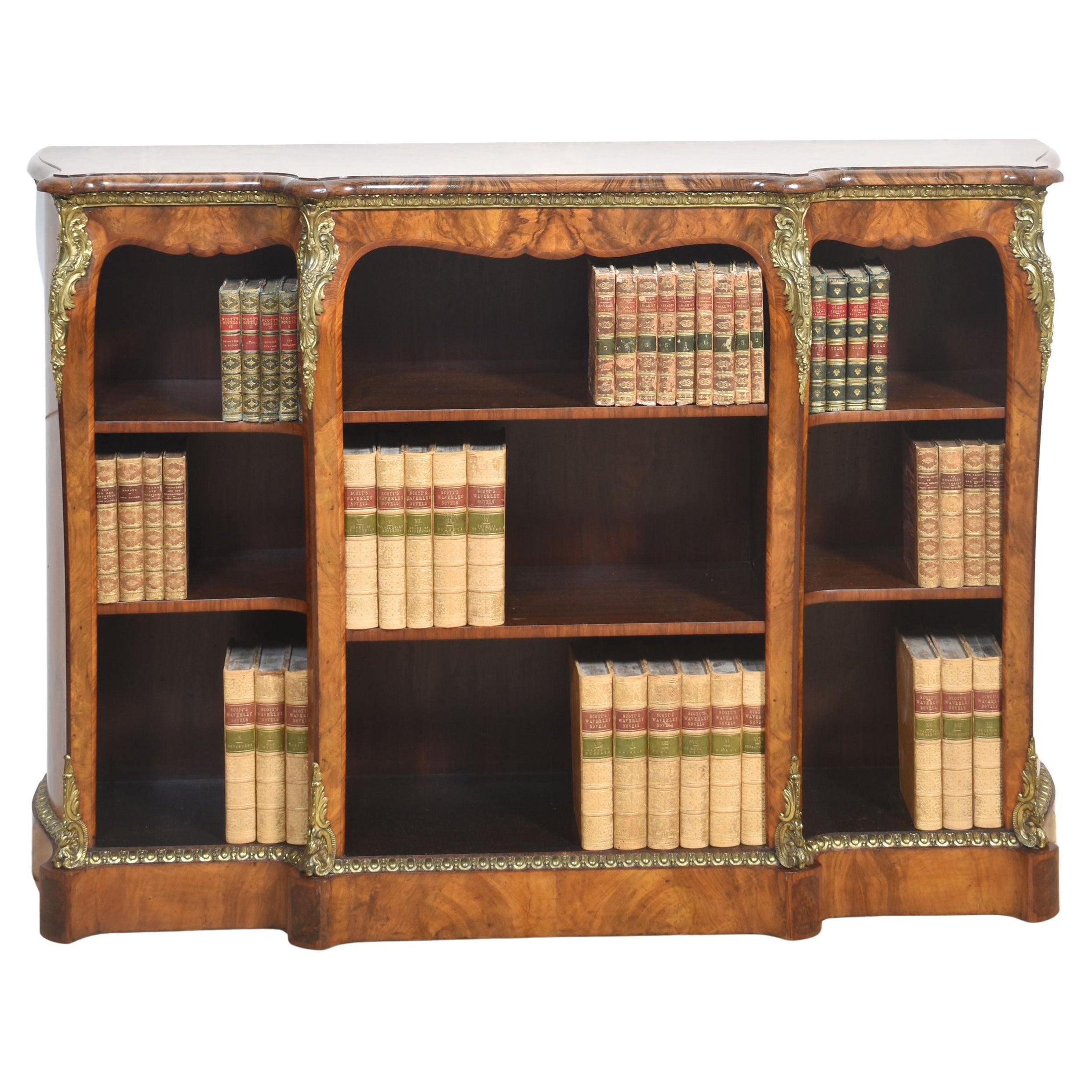 Vergoldetes, metallbeschlagenes, offenes Bücherregal aus Nussbaum