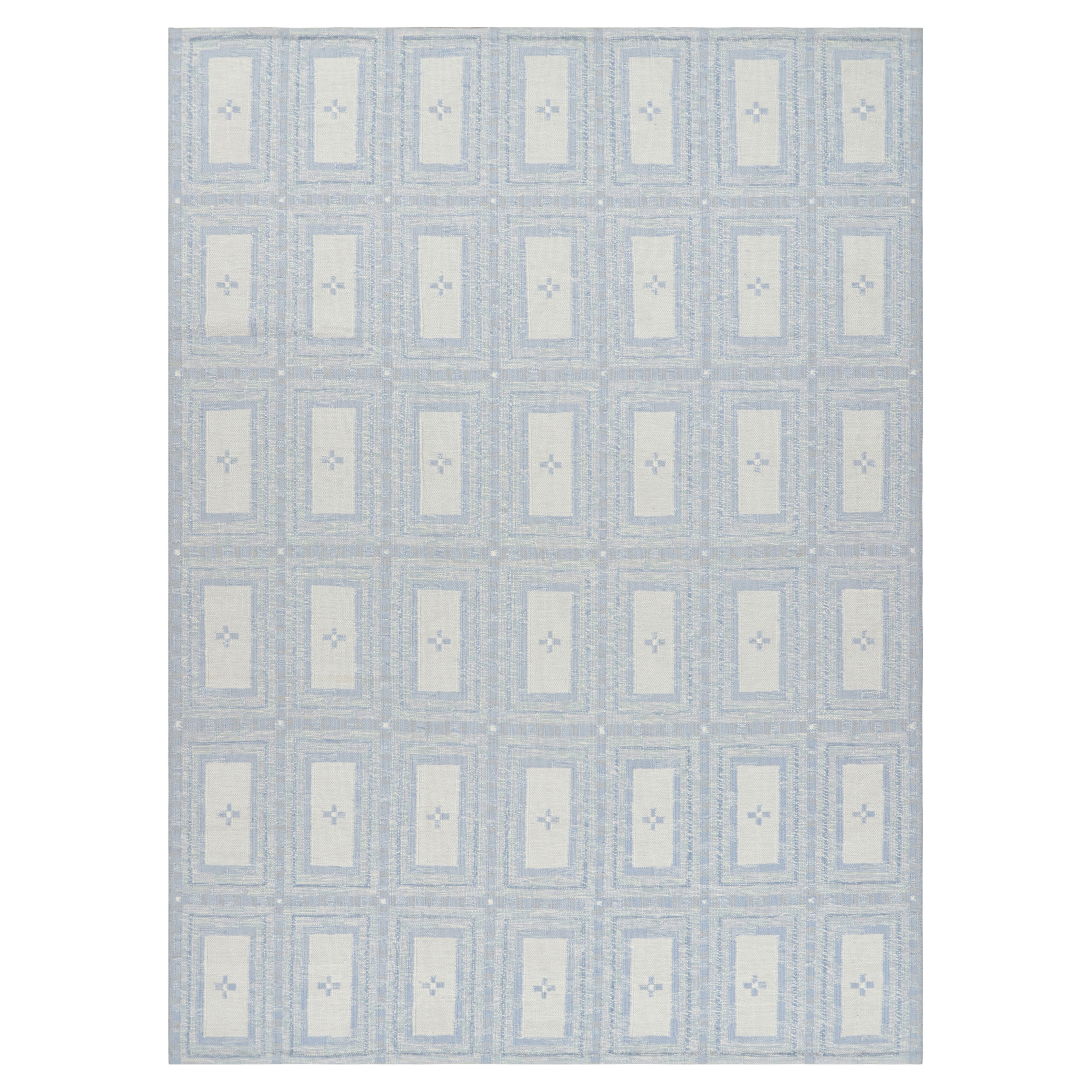 Rug & Kilim's Teppich im skandinavischen Stil mit eisblauen und weißen geometrischen Mustern