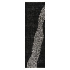 Rug & Kilim è un tappeto da corsa con motivi astratti in bianco e nero.