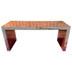Mesa de escritorio/consola postmoderna estilo Parsons de cobre burilado y cromo