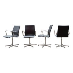 Fritz Hansen Oxford  Silla giratoria de cuero negro de Arne Jacobsen