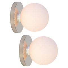Pareja de apliques Globe de Research.Lighting, níquel, cristal de 5 pulgadas, por encargo