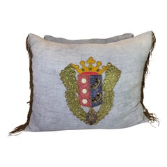 Paire de coussins en lin vintage avec armoiries métalliques anciennes