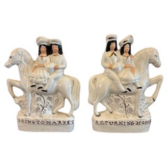 Pareja de Figuras Antiguas de Espalda Plana de Staffordshire a Caballo