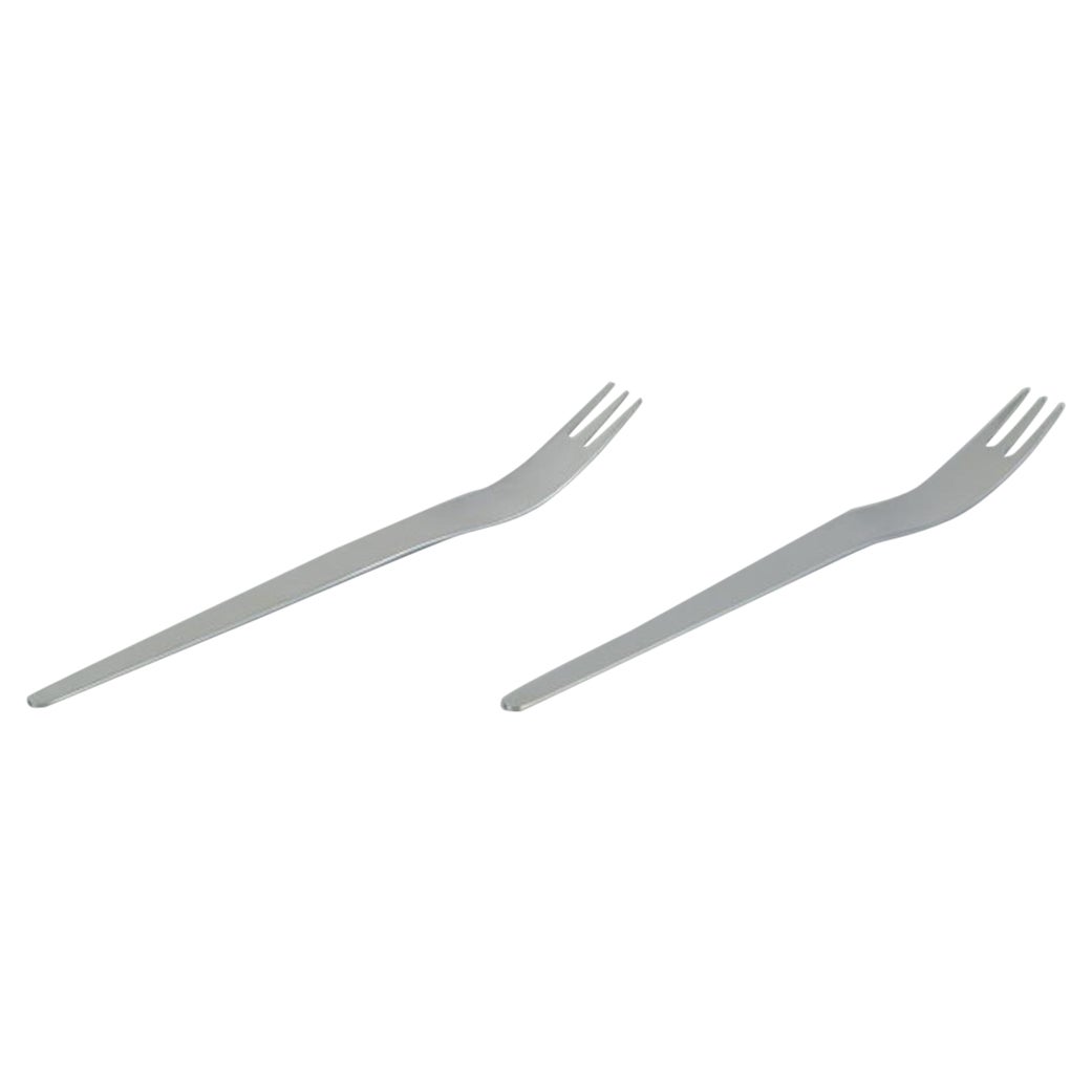 Arne Jacobsen pour Georg Jensen. Deux longues fourchettes à salade en acier inoxydable.