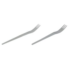 Arne Jacobsen para Georg Jensen. Dos tenedores largos para ensalada de acero inoxidable.