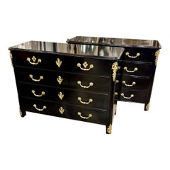 Paire de commodes de style Régence en laque noire et bronze
