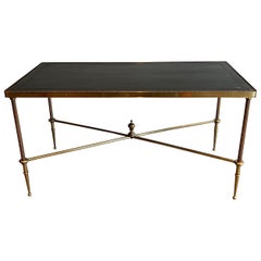 Mesa baja de latón de estilo neoclásico con tapa de cuero negro de Maison Jansen