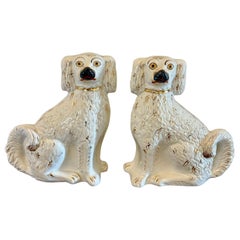 Coppia di cani Staffordshire antichi di qualità vittoriana