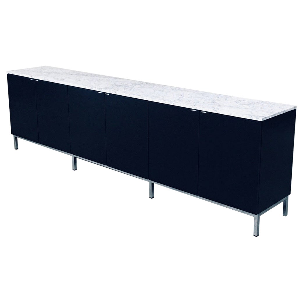 Credenza del 1970 di Florence Knoll dal design moderno del Medioevo