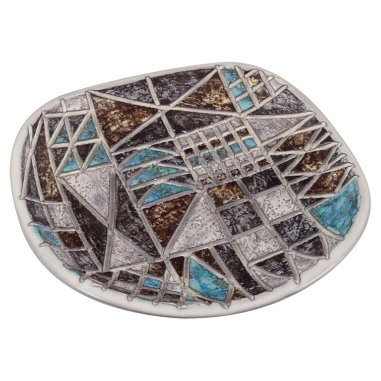 Ingrid Atterberg para Upsala Ekeby. Plato grande de cerámica "Tri". Patrón geométrico. en venta
