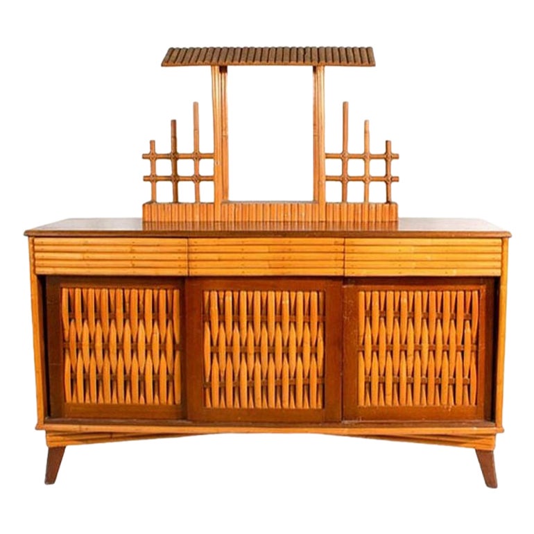 Credenza buffet de mimbre y ratán inspirada en James Mont de mediados de siglo