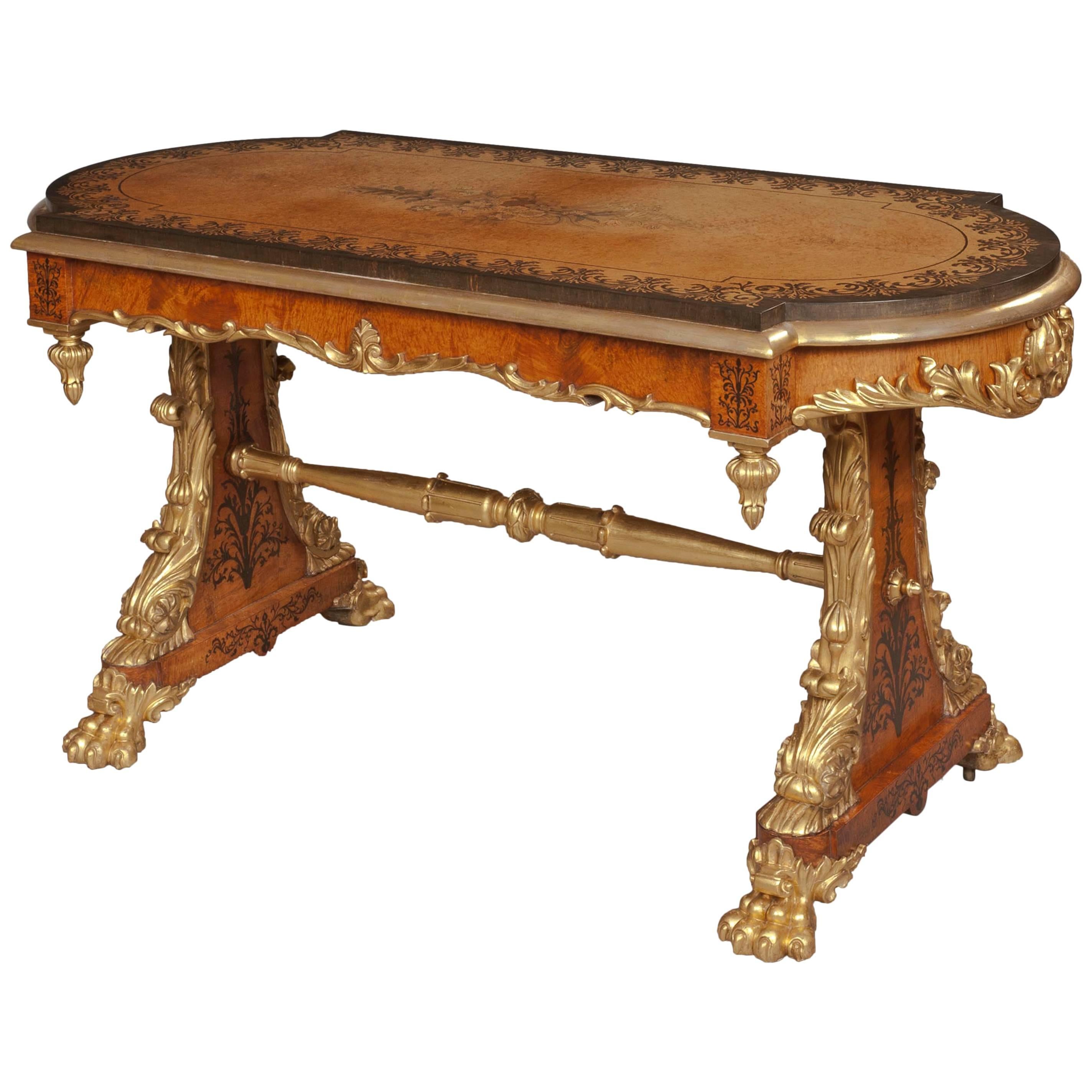 Rare table centrale d'époque George IV en bois d'amboine incrusté et sculpté  en vente