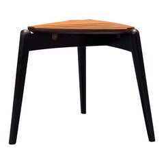 Tavolino in teak con gambe nere