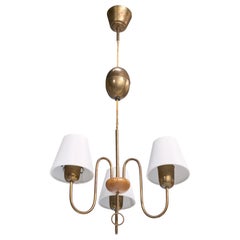 Designer suédois, lustre, laiton, chêne, tissu, Suède, années 1940