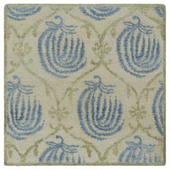 Rug & Kilim's Block Print Square Rug with Blue and Green Floral Patterns (Tapis carré à motifs floraux bleus et verts)