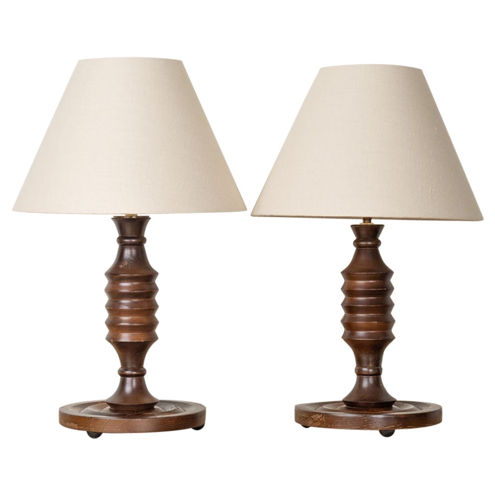Coppia di lampade francesi in legno intagliato degli anni '40