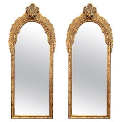 Coppia di antichi specchi inglesi in legno dorato intagliato, circa 1890-1910.