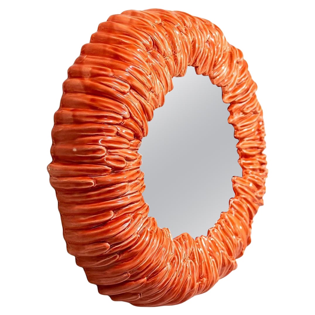 Specchio rotondo con cornice in ceramica arancione-rossa, Italia anni '70