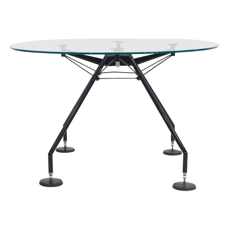 Runder Esstisch Nomos von Sir Norman Foster & Partner