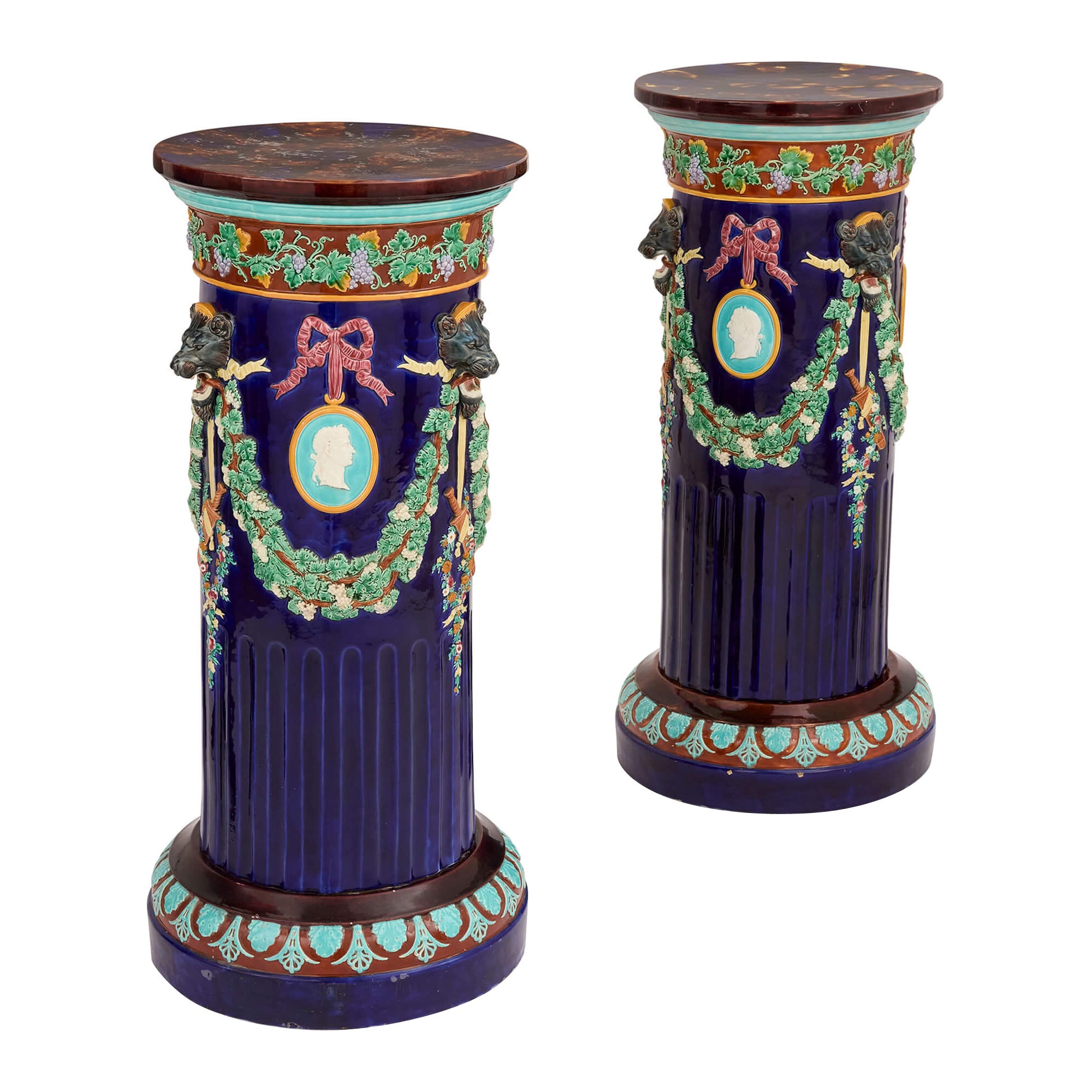 Coppia di piedistalli antichi in maiolica inglese di Wedgwood in vendita