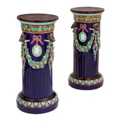Pareja de pedestales antiguos de mayólica inglesa de Wedgwood