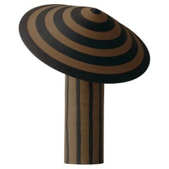 Lampe de table danseur à rayures espacées par Coco Flip