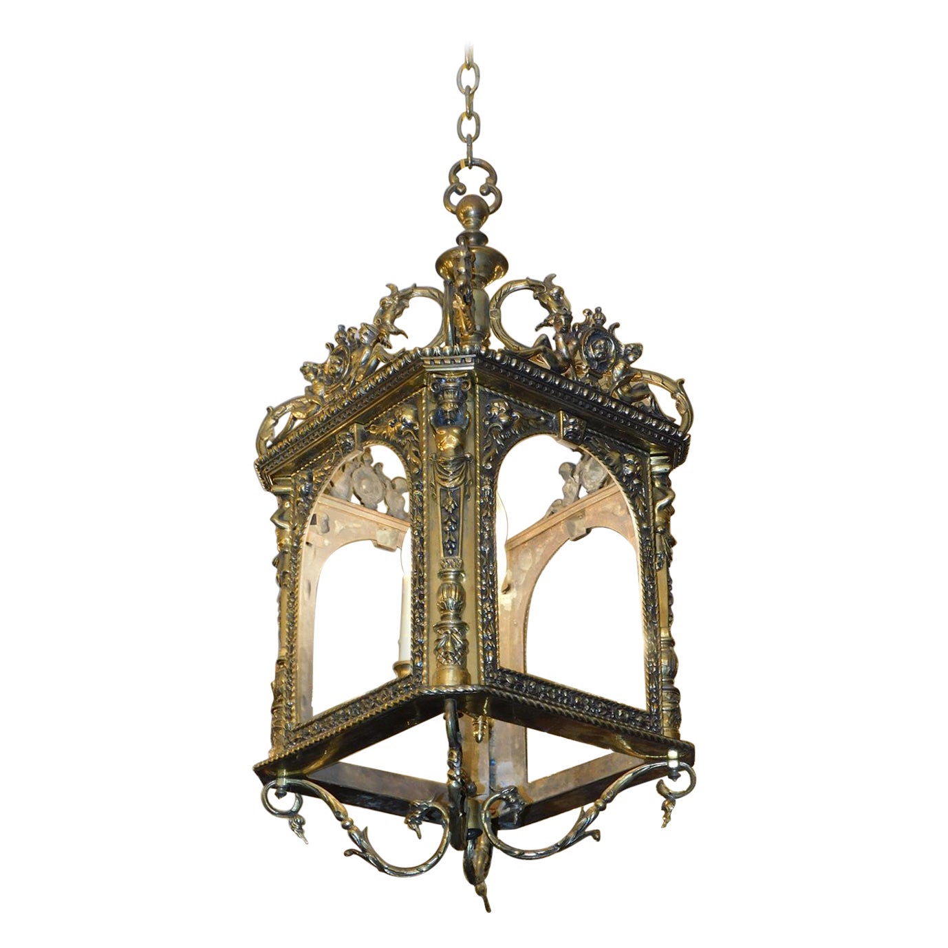 Italienische neoklassizistische Hängelaterne aus vergoldeter Bronze mit Figuren und Blattwerk, um 1820 im Angebot