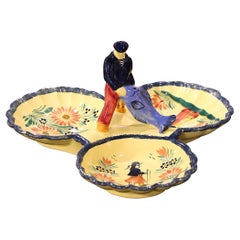 Piatto di maiolica francese dipinto a mano della metà del XX secolo firmato HB Quimper