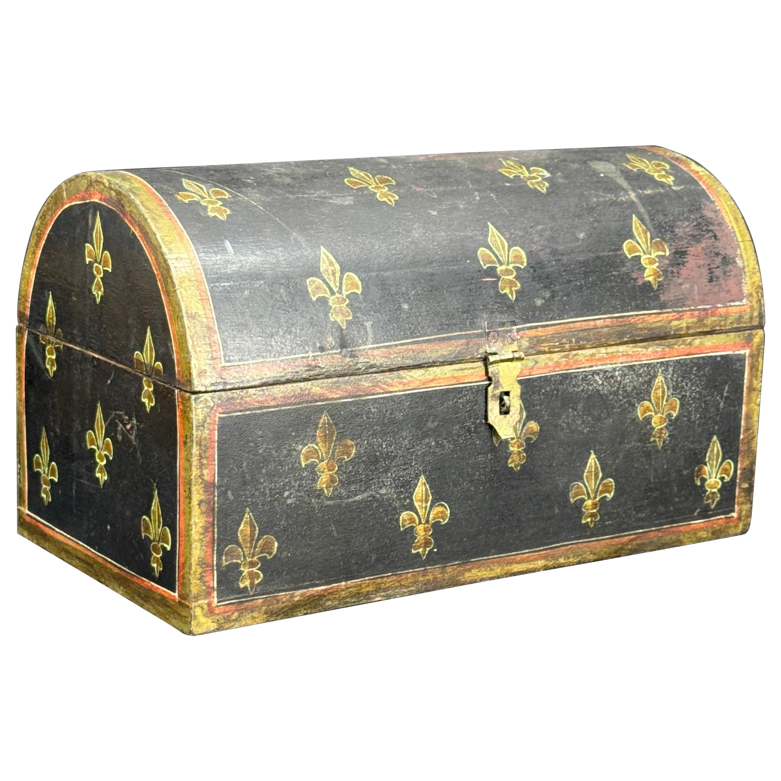 Gran caja francesa de madera pintada con forma de flor de lis abovedada