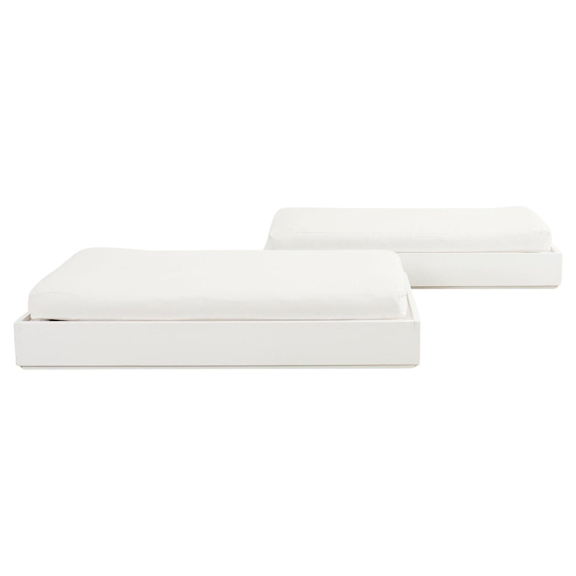 Paire de banquettes de jardin en acajou laqué par Weatherend