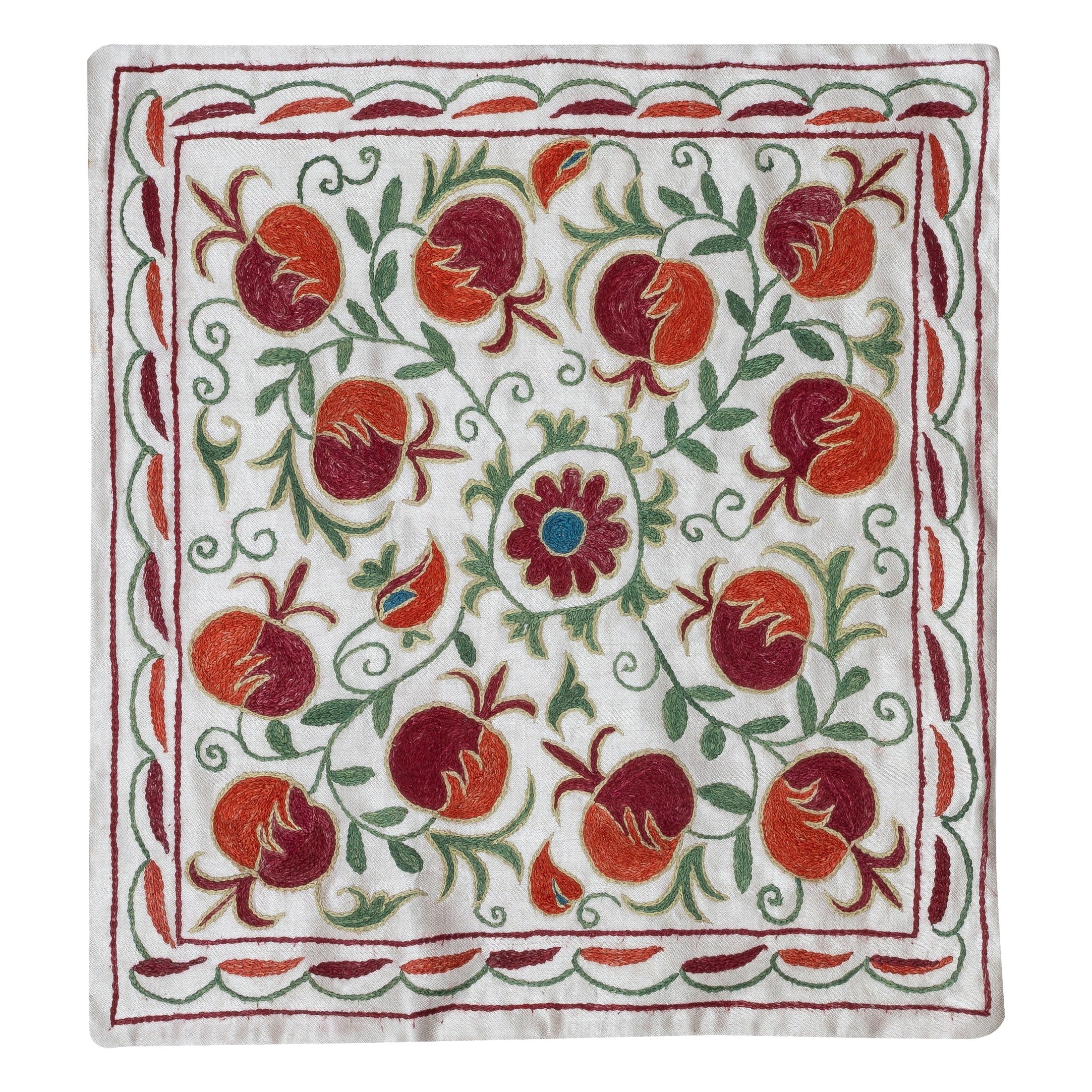 Copricuscino in seta e cotone ricamato 19 "x20". Cuscino Design/One con albero di melograno in vendita