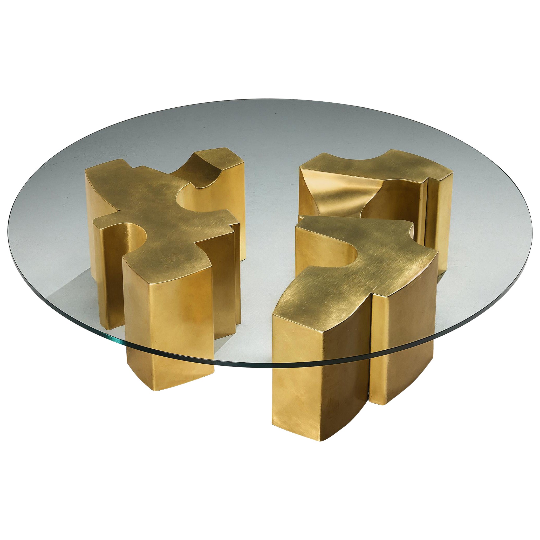 Table basse Jean Claude Dresse avec base sculpturale géométrique en laiton en vente