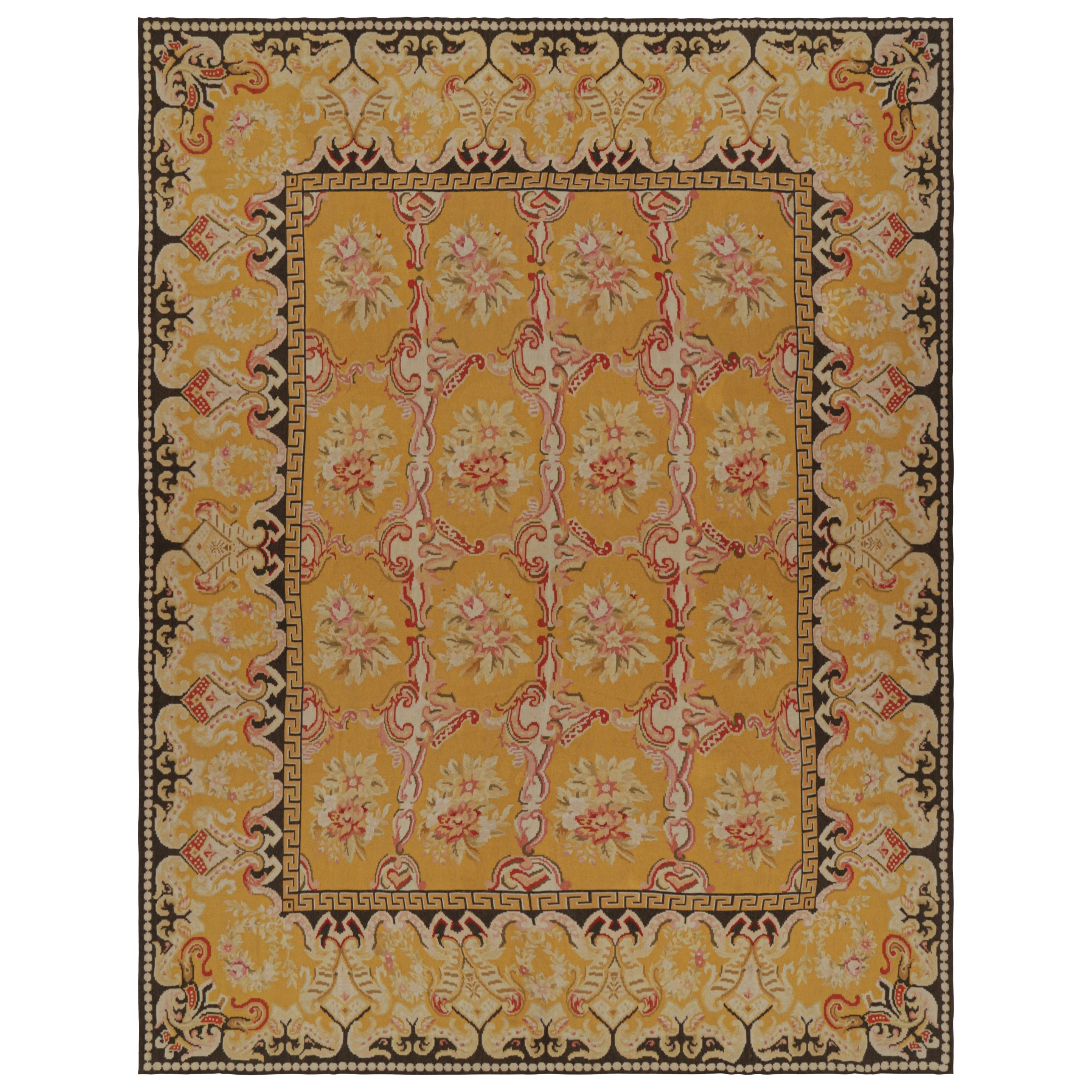 Kilim antiguo sobredimensionado de Besarabia en dorado con medallones florales - Rug & Kilim