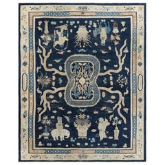 Übergroßer antiker chinesischer Peking-Teppich in Marineblau mit Bildmotiven - Rug & Kilim