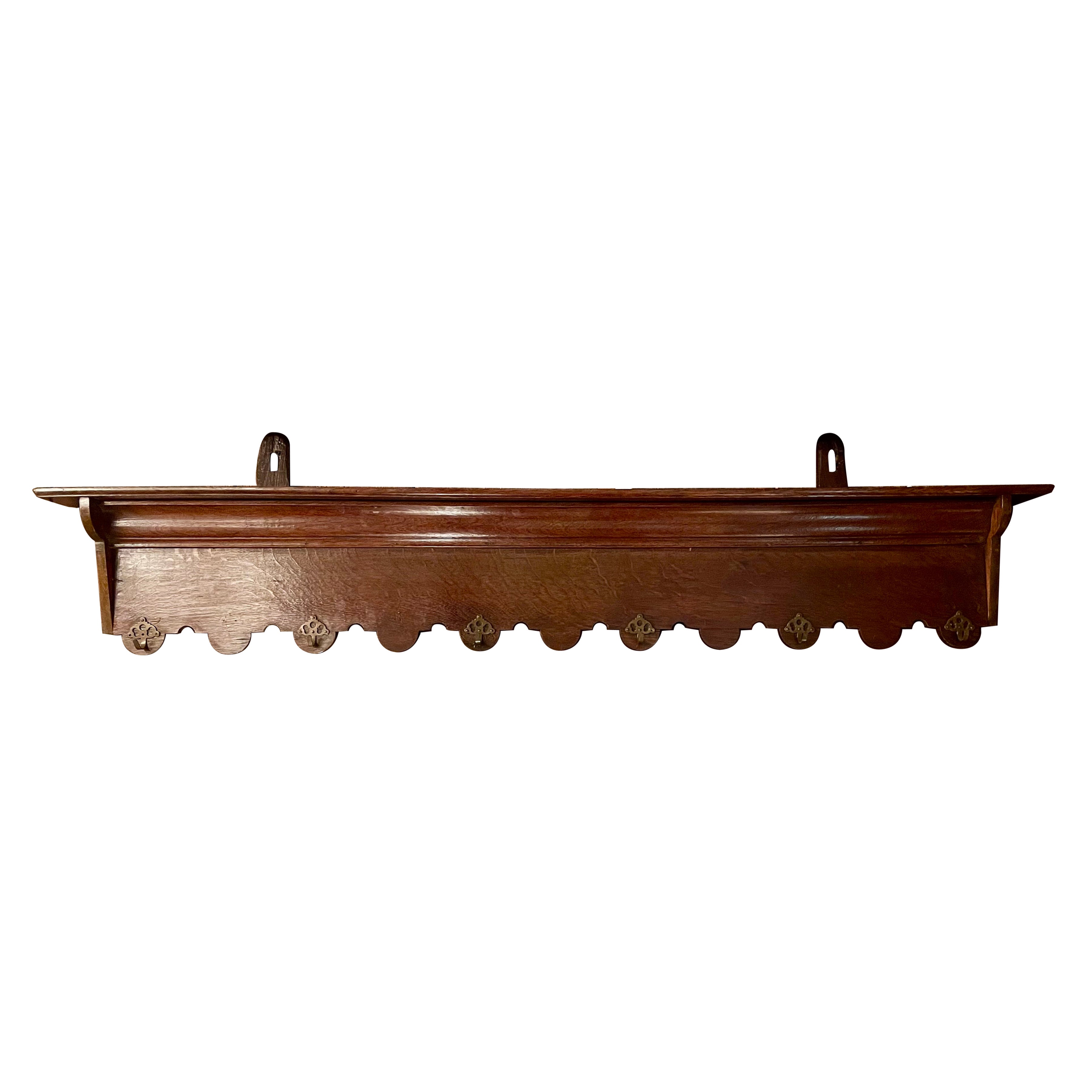Antiguo perchero o estantería colgante provincial francesa de roble tallado, circa 1880.
